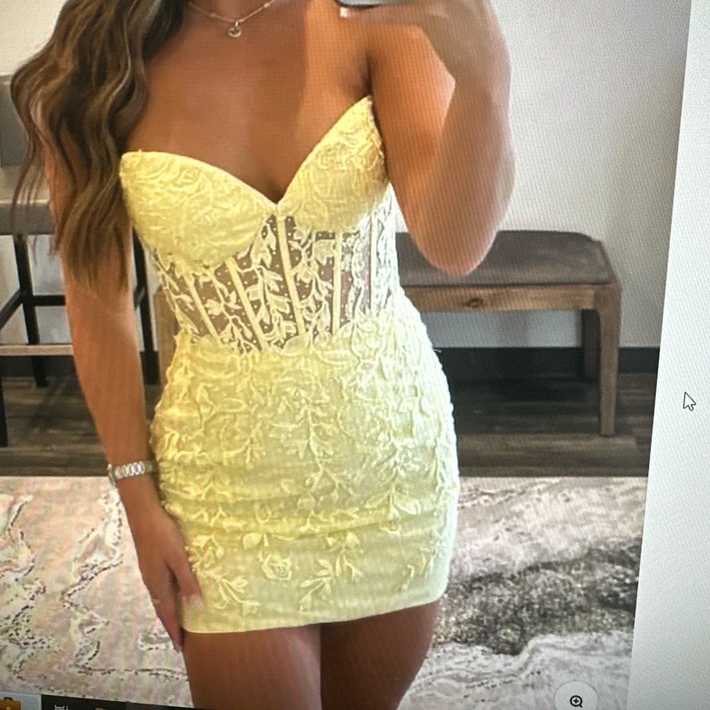 Yuxin Mermaid homecoming/prom dress. Tight tulle lace. Yellow